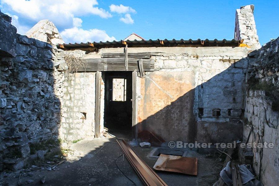 Trogir, starý kamenný dom, na troch poschodiach