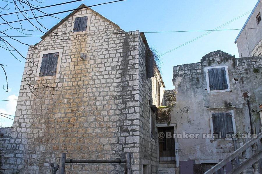 Trogir, starý kamenný dom, na troch poschodiach