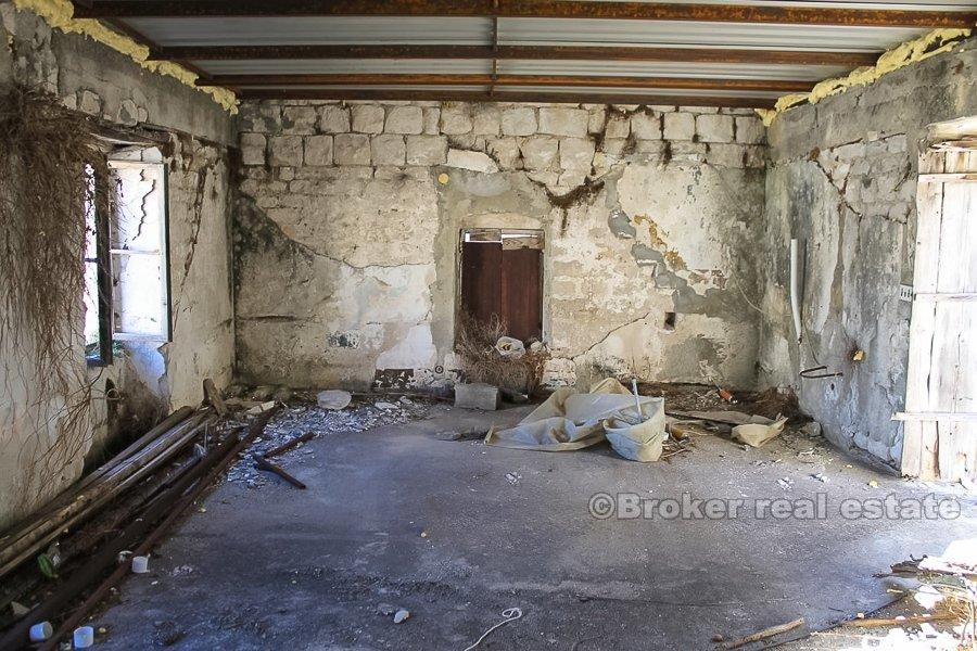 Trogir, starý kamenný dom, na troch poschodiach