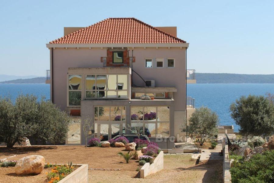 Ön Hvar, litet familjehotell, första raden vid havet