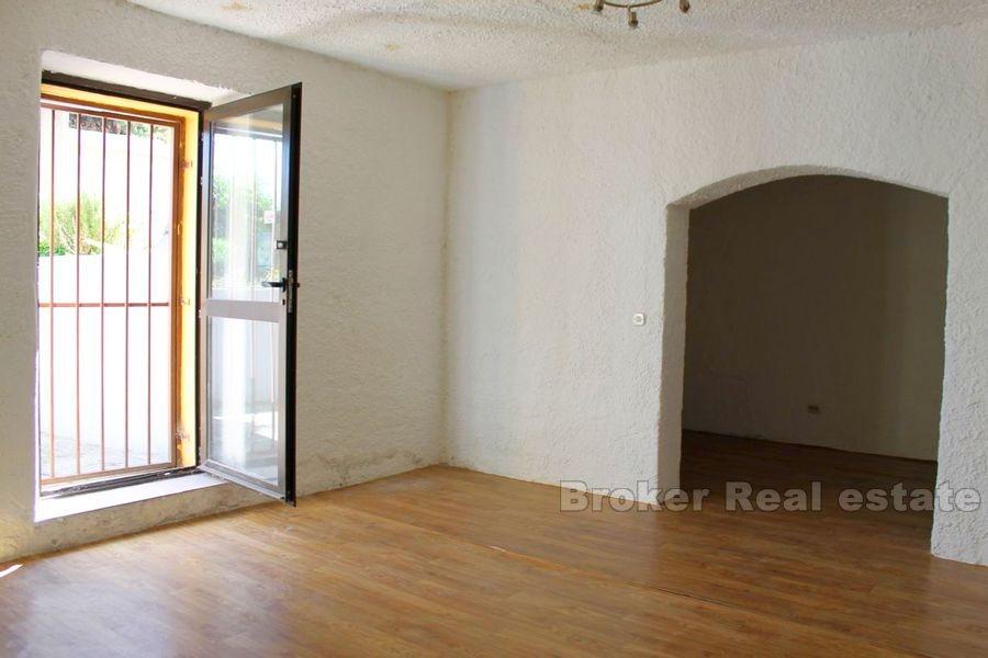 Spalato, vicino al centro, spazio commerciale interessante