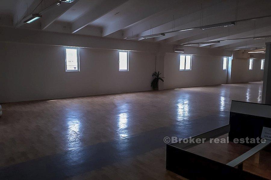 Split oblasti, obchodní prostor v blízkosti Splitu