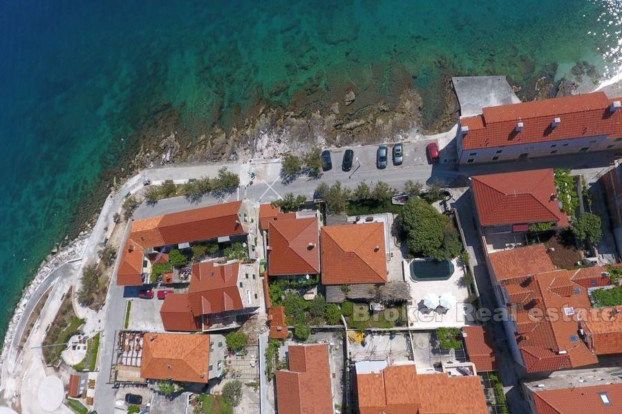 Isola di Brac, casa con piscina, prima fila sul mare
