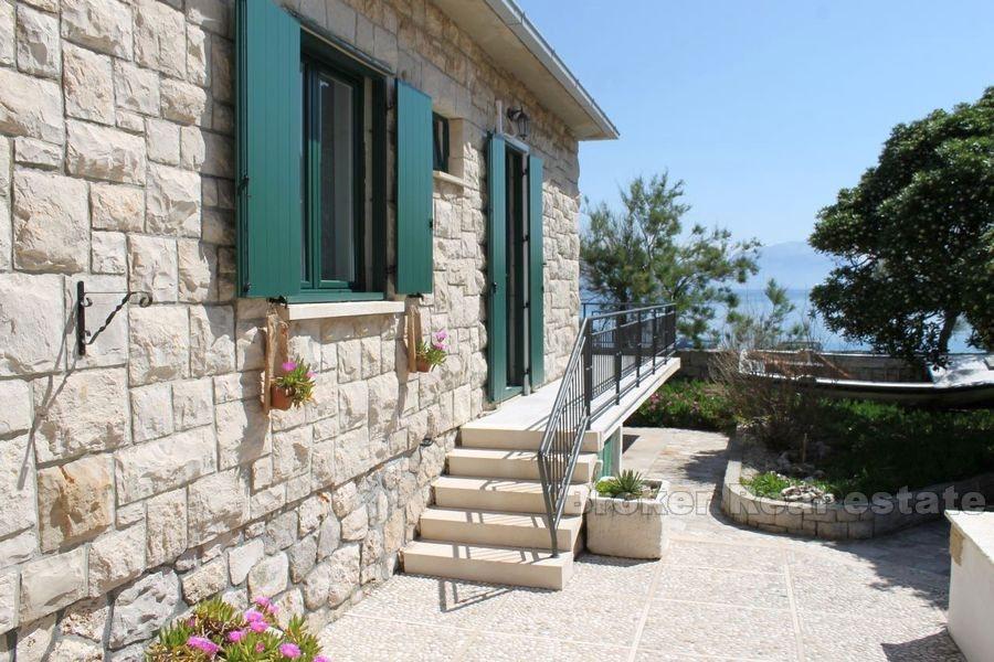 Wyspa Brac, dom z basenem, pierwszy rząd nad morzem