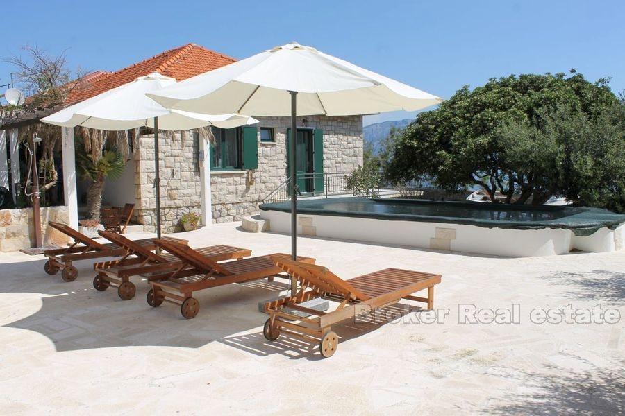 Wyspa Brac, dom z basenem, pierwszy rząd nad morzem