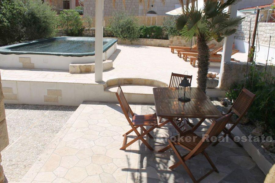 Wyspa Brac, dom z basenem, pierwszy rząd nad morzem