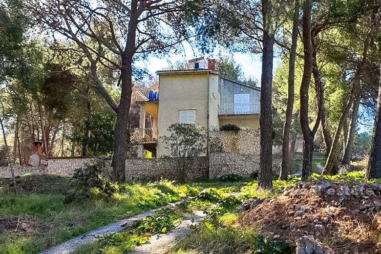 Island of Ciovo, house second row from the sea
