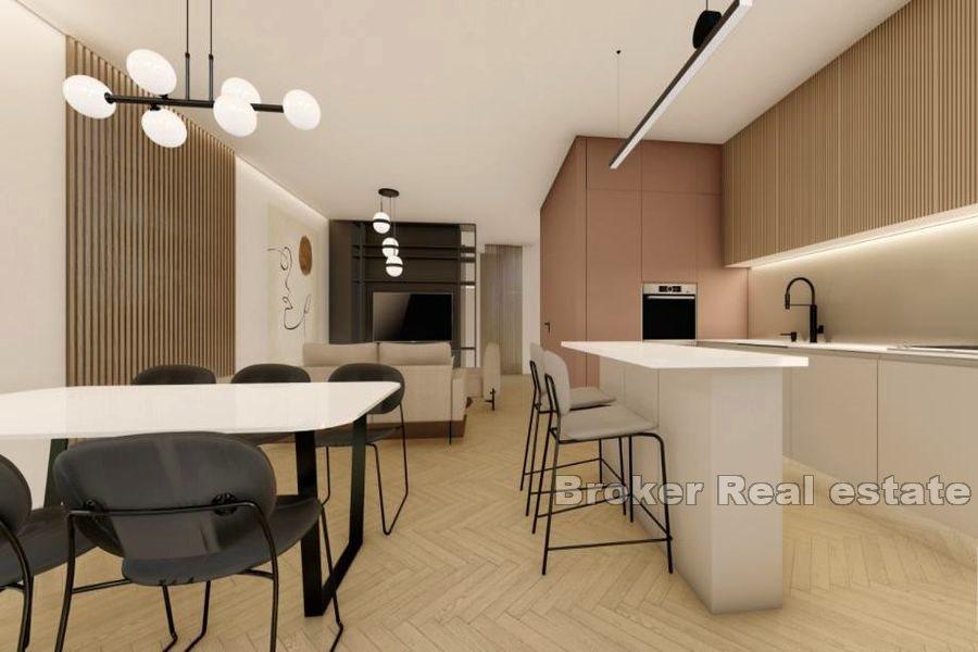 Riwiera Kastela, nowa, niedokończona willa, pierwszy rząd do morza