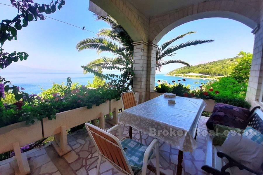 Riviera de Makarska, maison en première rangée de la mer