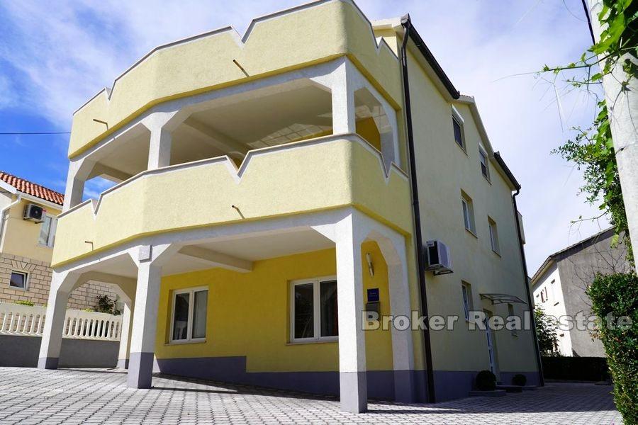 Wyspa Ciovo, kamienica z widokiem na morze