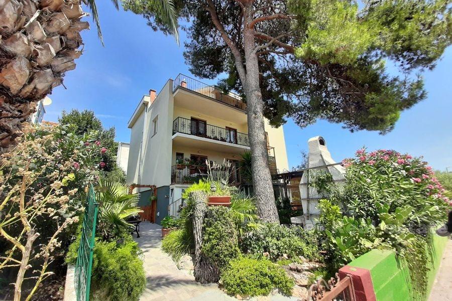 Ostrov Hvar, dům s částečným výhledem na moře