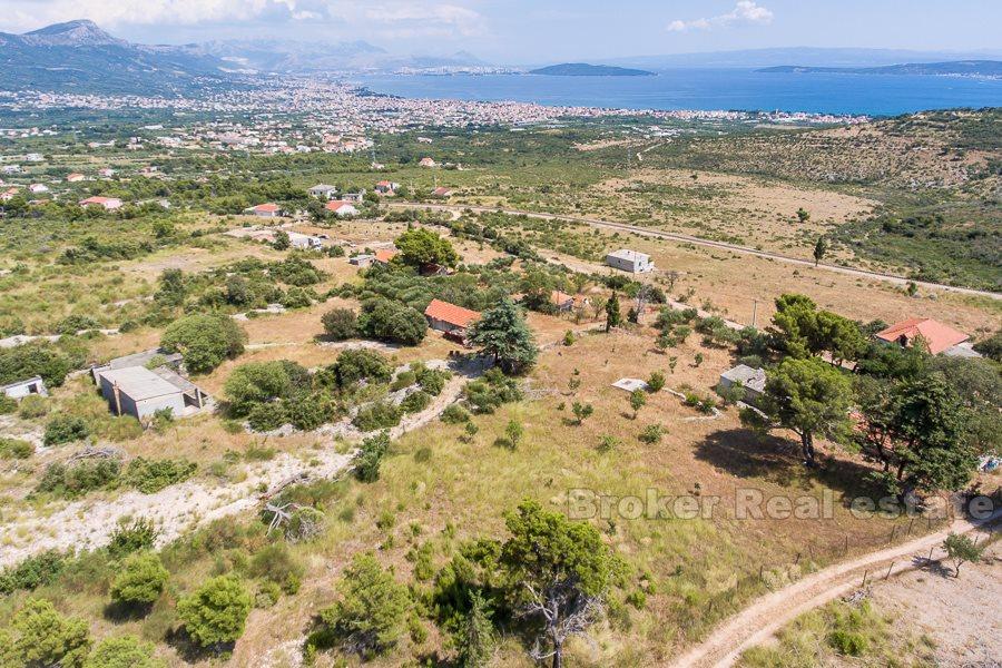 Kastela, större land med ruin, havsutsikt