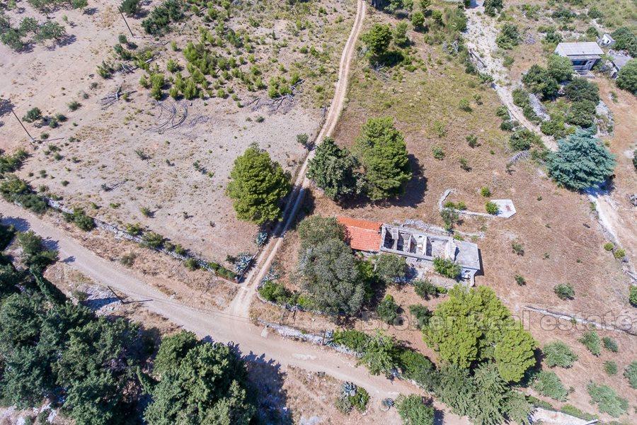 Kastela, větší země se zříceninou, výhled na moře