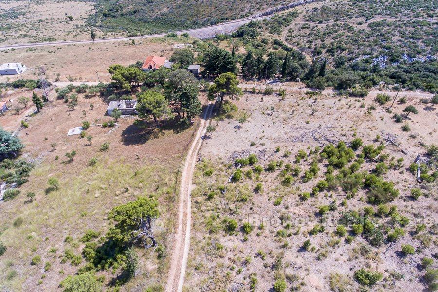 Kastela, větší země se zříceninou, výhled na moře