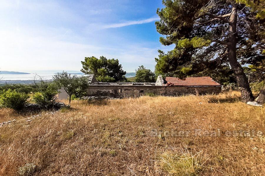 Kastela, bigger land with ruin, sea view