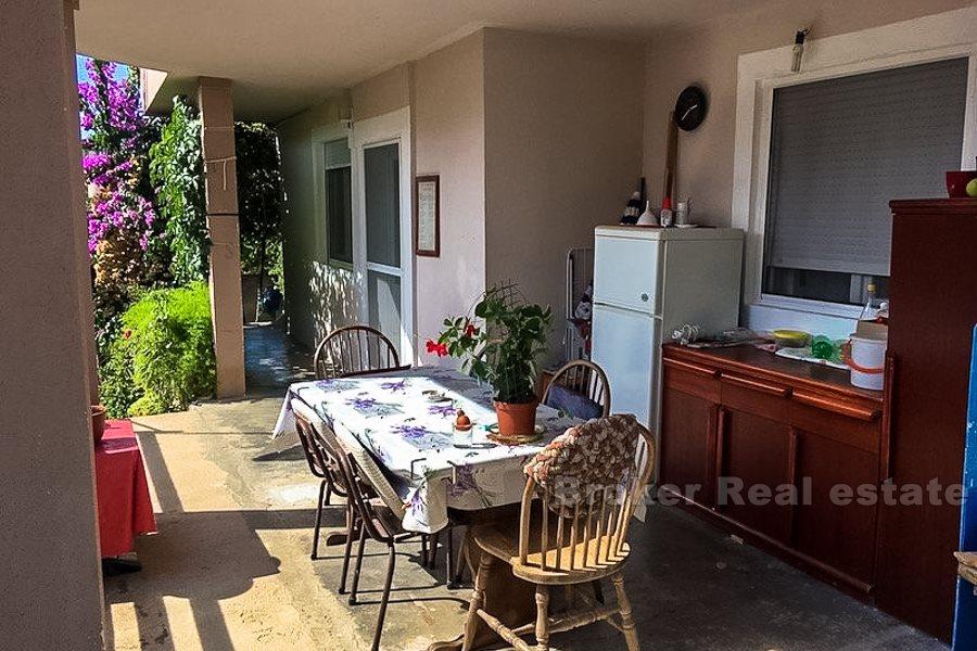 Остров Хвар, квартира с садом