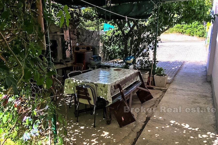 Ostrov Hvar, byt se zahradou