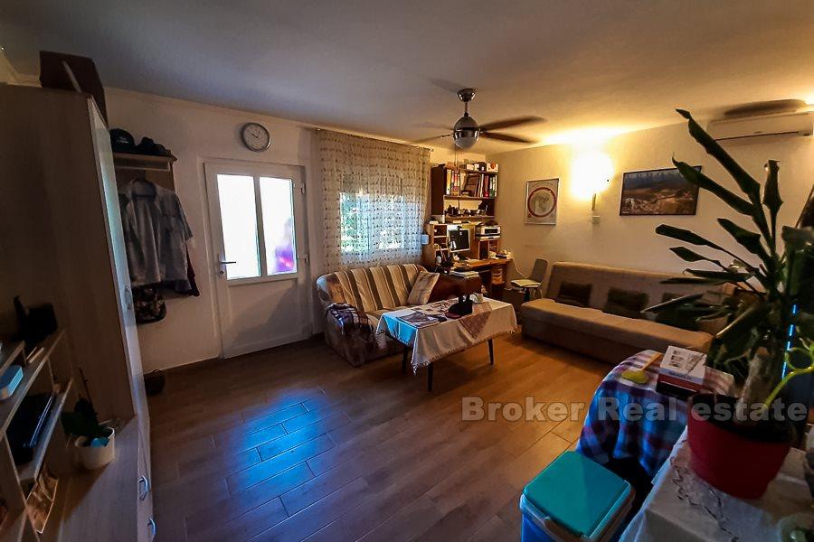 Ostrov Hvar, byt se zahradou