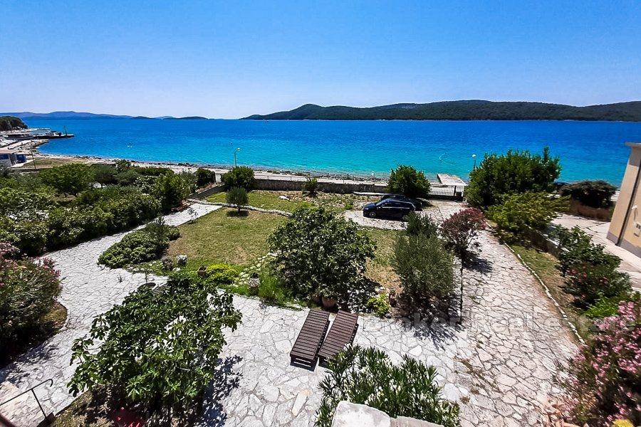 Sibenik, parhus, strandpromenad