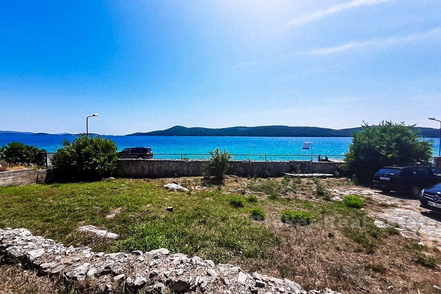 Sibenik, parhus, strandpromenad