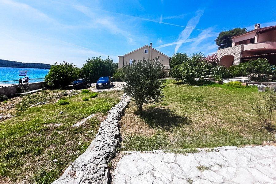 Sibenik, parhus, strandpromenad