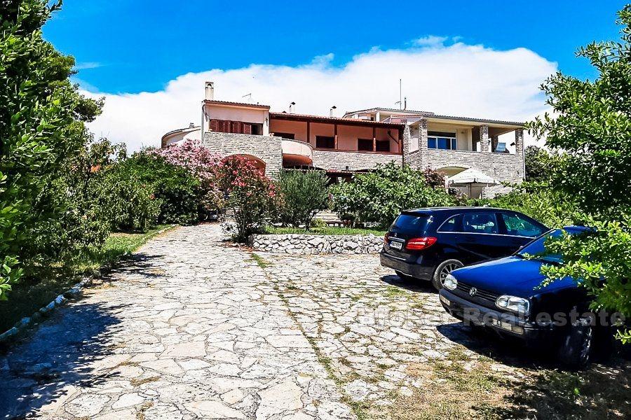 Sibenik, parhus, strandpromenad