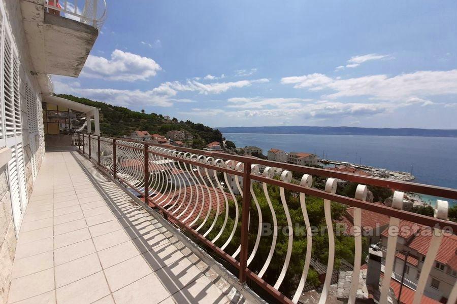 Vicino a Omis, due piani di casa familiare con vista sul mare