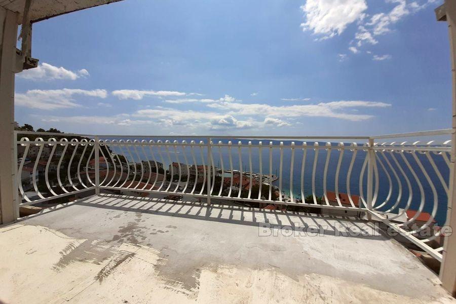Vicino a Omis, due piani di casa familiare con vista sul mare