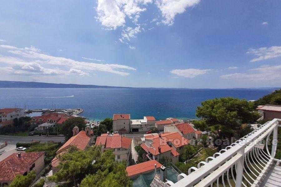 Vicino a Omis, due piani di casa familiare con vista sul mare