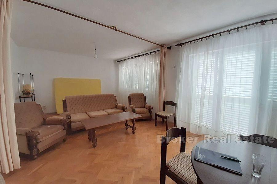 Vicino a Omis, due piani di casa familiare con vista sul mare