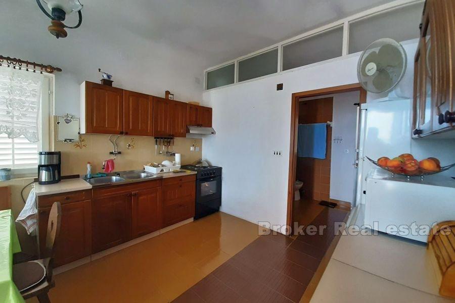 Vicino a Omis, due piani di casa familiare con vista sul mare