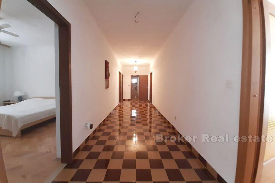 I nærheten av Omis, to etasjer med familiehus med havutsikt