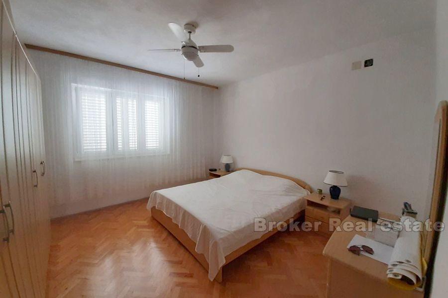 Vicino a Omis, due piani di casa familiare con vista sul mare