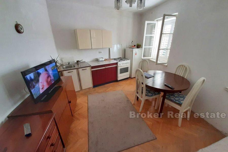 Makarska, dvoetažni stan s privatnim vrtom