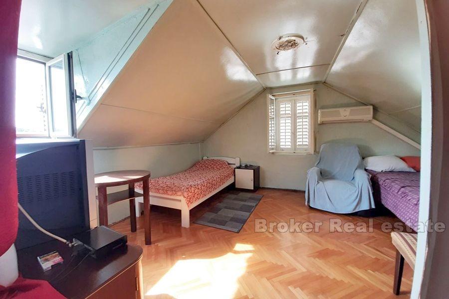 Makarska, appartement de deux étages avec jardin privé