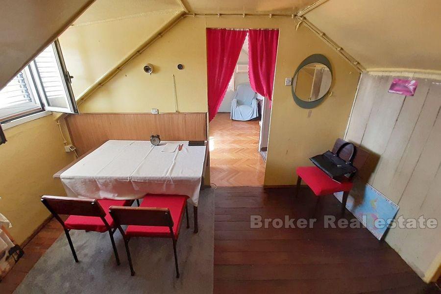 Makarska, dvoetažni stan s privatnim vrtom