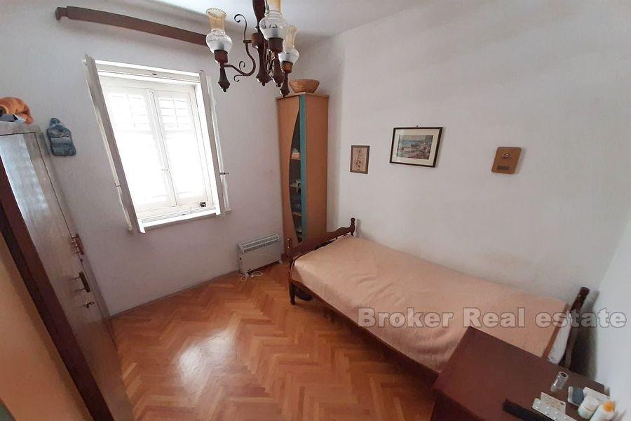 Makarska, appartement de deux étages avec jardin privé