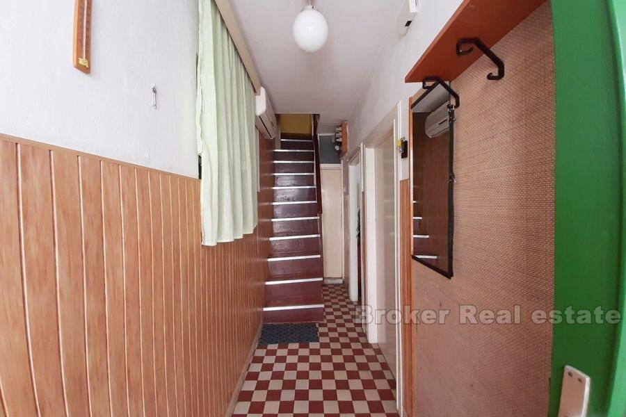 Makarska, appartement de deux étages avec jardin privé