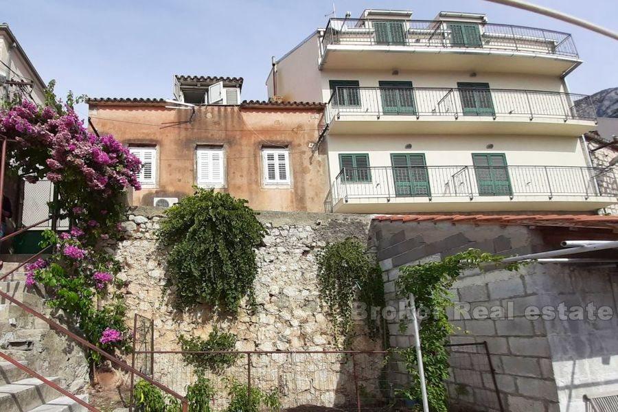 Makarska, dvoetažni stan s privatnim vrtom