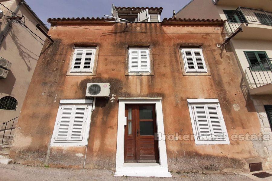 Makarska, appartement de deux étages avec jardin privé