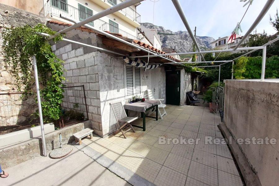 Makarska, dvoetažni stan s privatnim vrtom