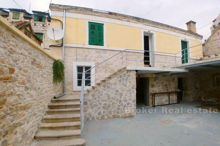 Split, rodzinny dom z zamkniętym podwórkiem