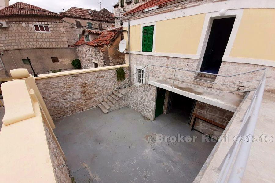 Split, rodzinny dom z zamkniętym podwórkiem
