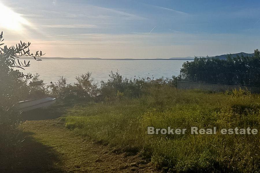 Omiš, građevinsko zemljište uz more