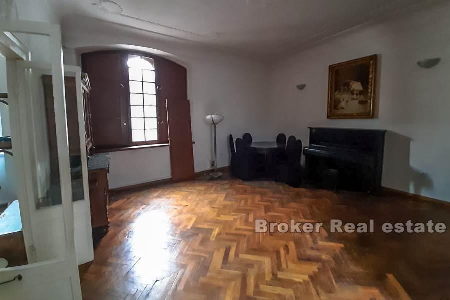 Trogir, obchodní prostory