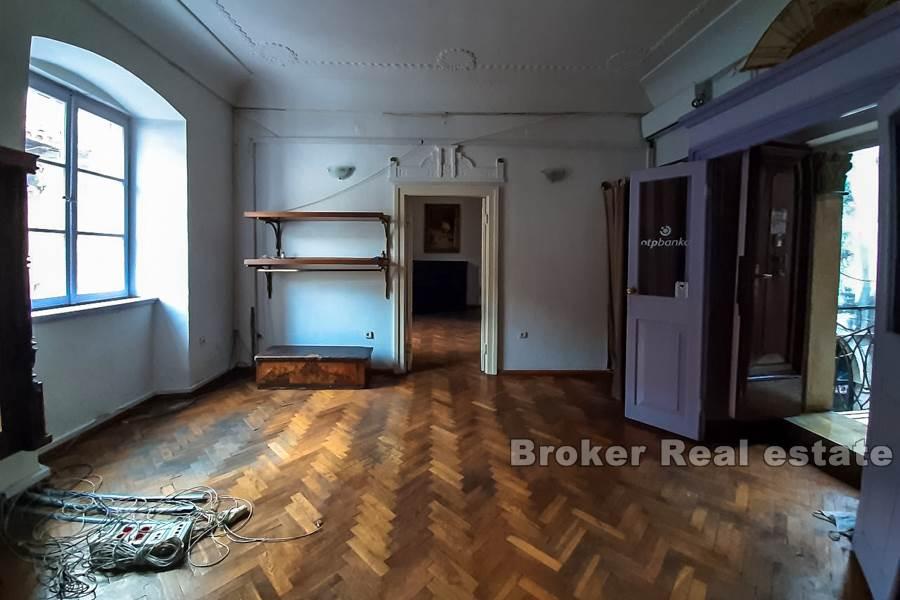 Trogir, obchodní prostory