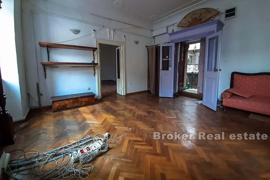 Trogir, obchodní prostory