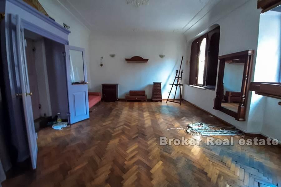 Trogir, obchodní prostory