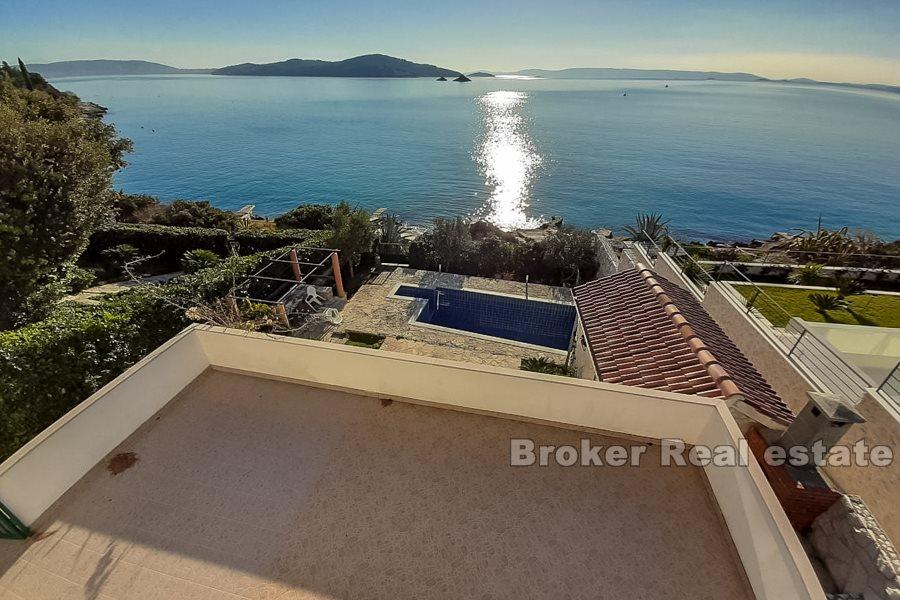 Trogir, charming house with pool, seafront
