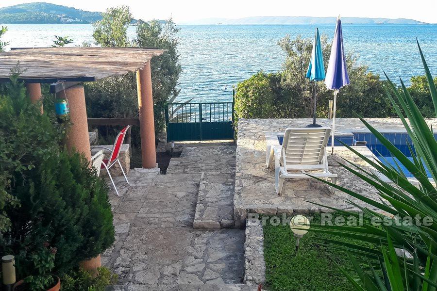 Trogir, charming house with pool, seafront